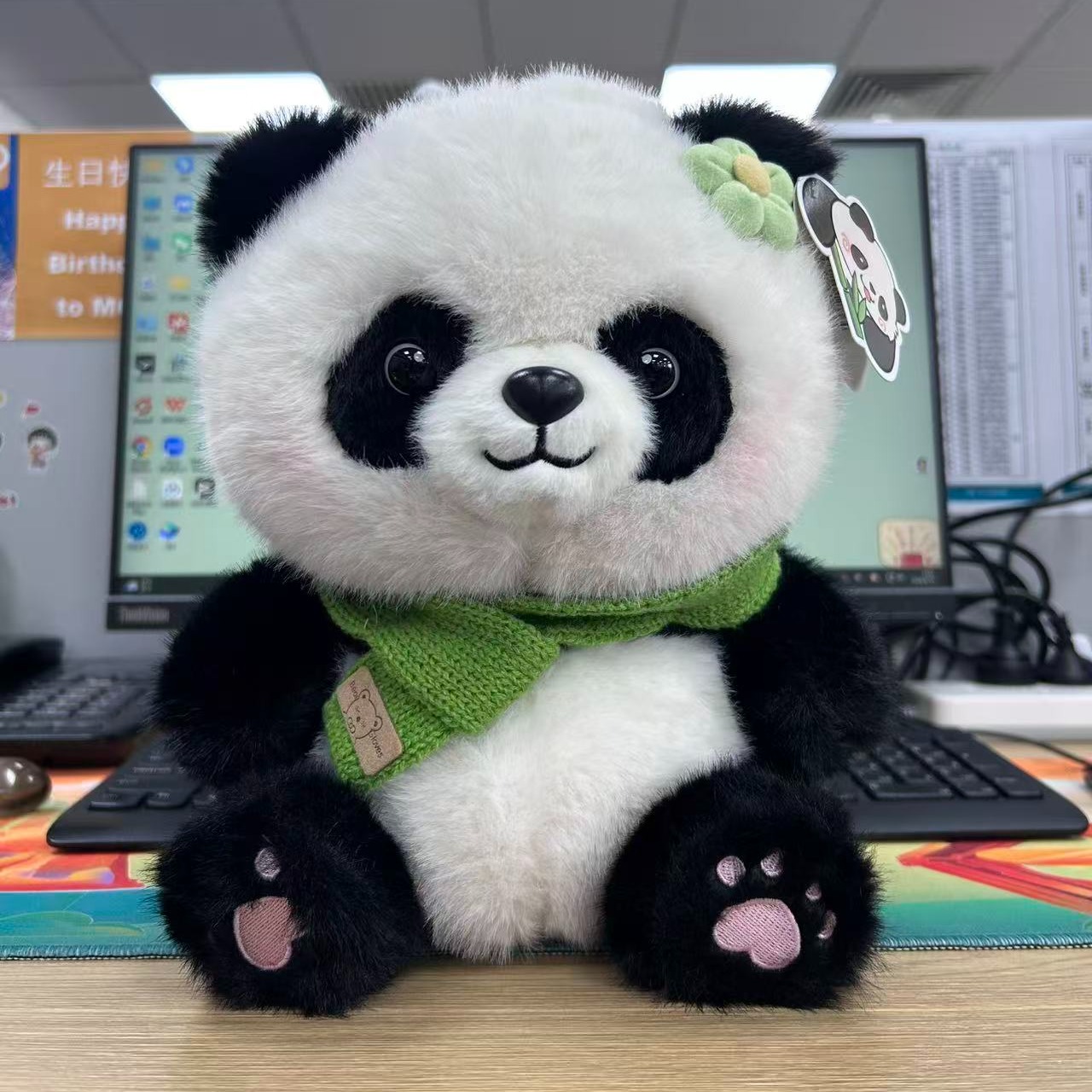 围着绿围巾的熊猫头像
